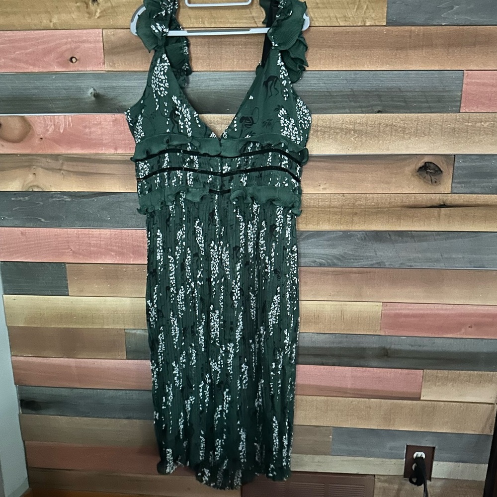 Cold Shoulder Green Floral Dress size 16 - Picture 2 of 3